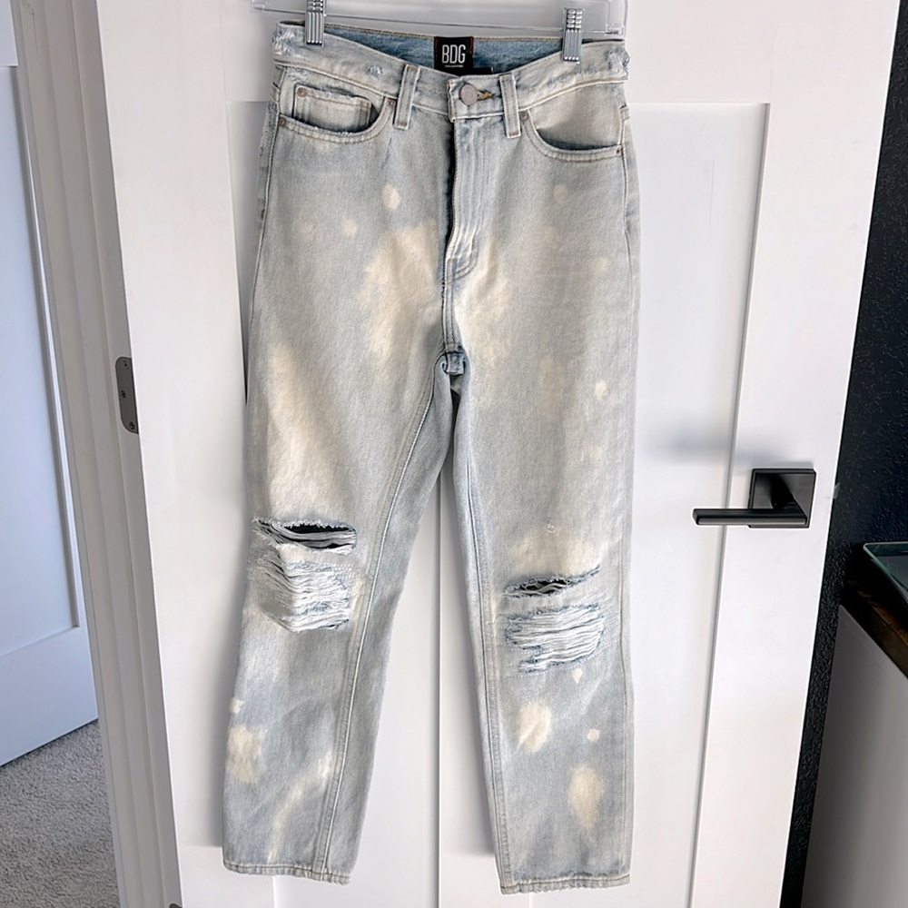 Urban Outfitters BDG High Rise Slim Straight Jean Distressed Bleach Wash Size 24